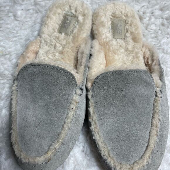 UGG Lane Moccasin Slipper gray suede with beige fur lining SZ6 rubber soles. - Picture 3 of 8